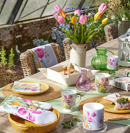 2025 tavaszi lakásdekorációs trendek: porcelánok és lakástextilek