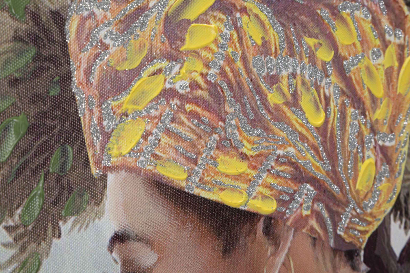 Trópusi Falikép Női Alakkal és Papagájjal – Vászonkép 120×90 cm Falikép Mauro Ferretti