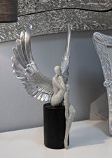 Ezüst szárnyas női szobor modern henger talapzaton 24X8X34 cm Dekorációs figura Mauro Ferretti