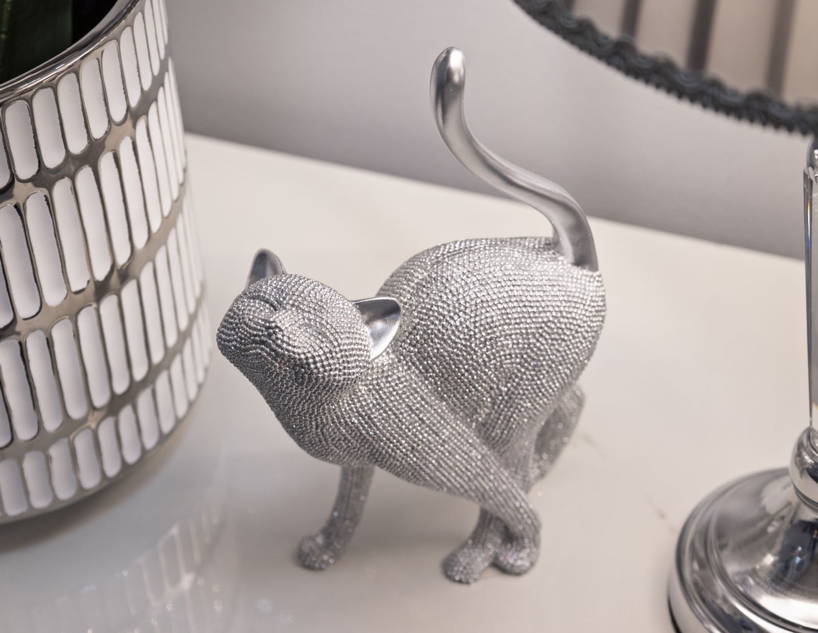 Modern ezüst macska szobor – 17,5x9x26 cm Dekorációs figura Mauro Ferretti