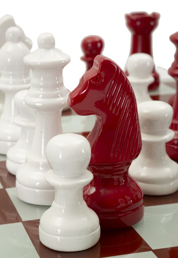 Classic Chess – piros-fehér sakk készlet üveg táblával 61X61X14 cm Dekorációs figura Mauro Ferretti