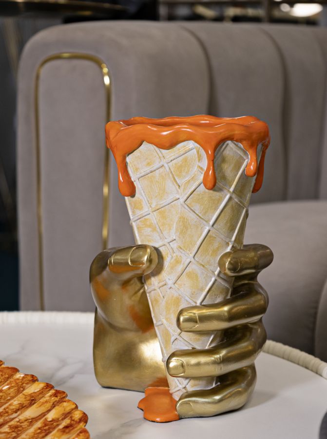 Golden Cone design váza – arany kéz fagyitölcsér narancs mázzal 18X16X26 cm Dekorációs figura Mauro Ferretti