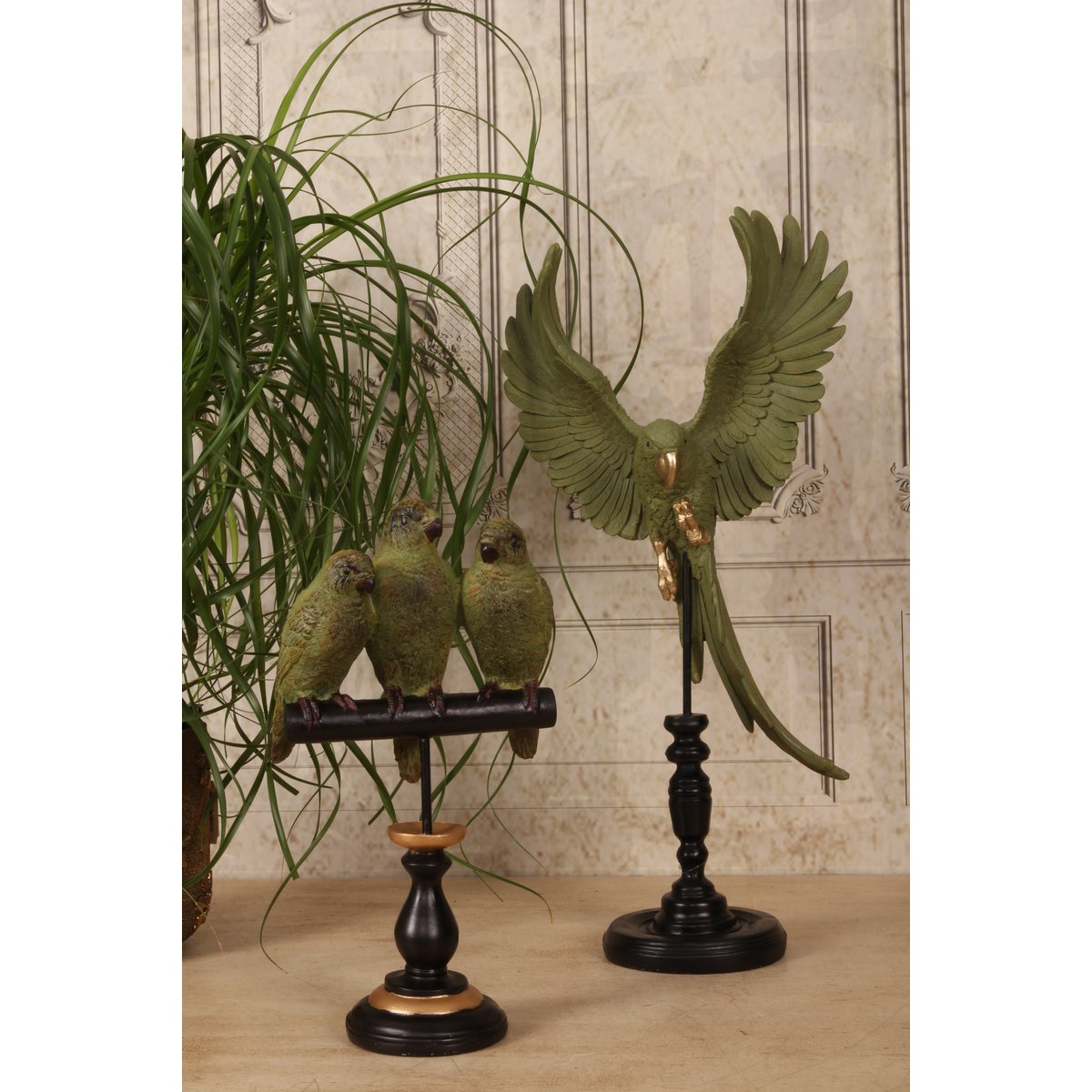 Dekor figura papagájpár talapzaton 33 cm – zöld