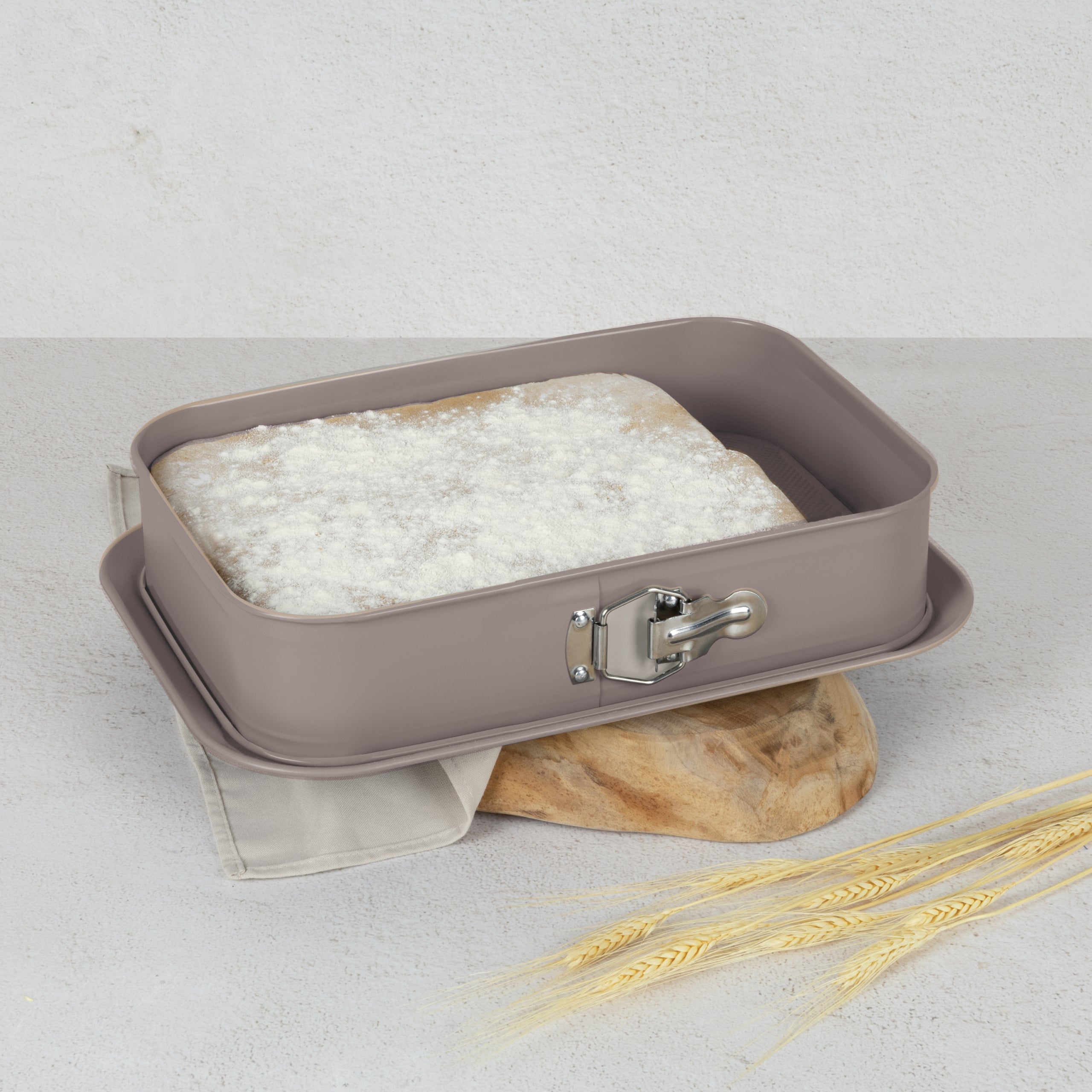 Szögletes tortaforma tapadásmentes titánPro bevonattal 39 cm Berlinger Haus Taupe szürke