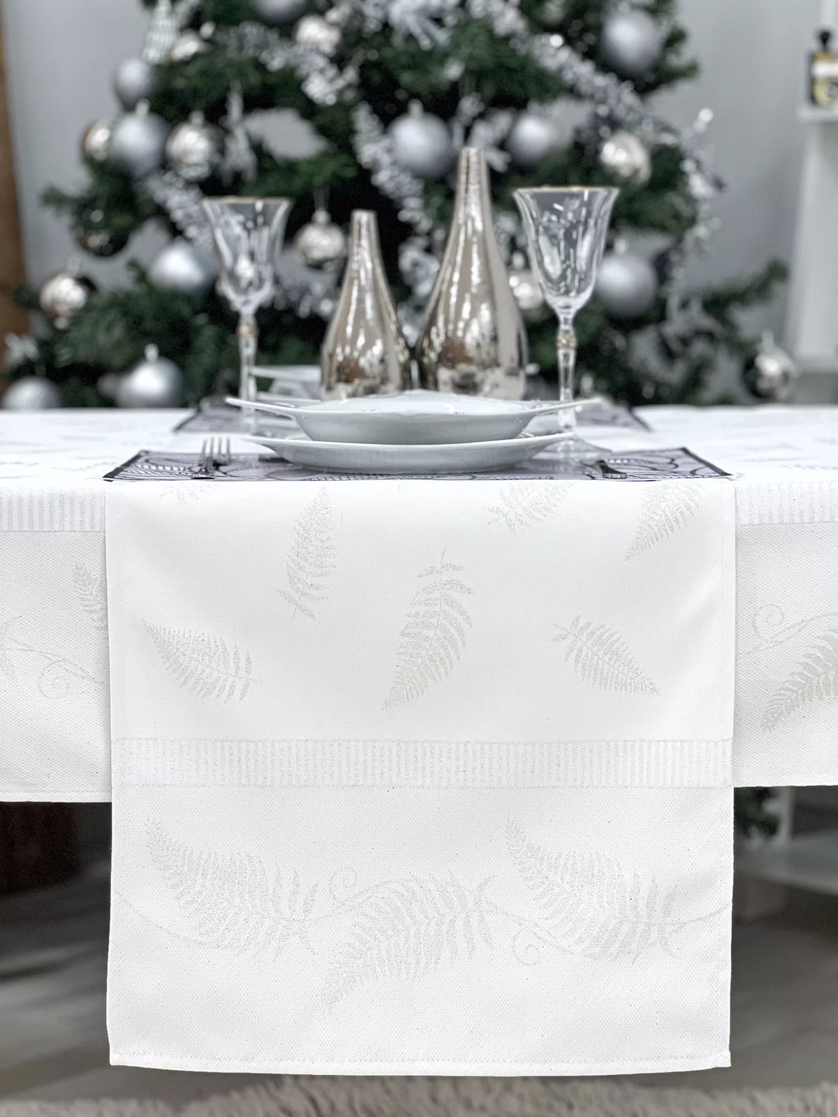 Ezüst lurex asztali futó, páfrány mintás, 37x100 cm