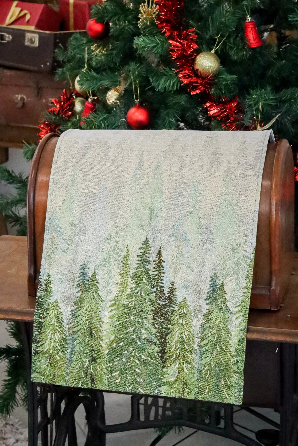 Golden forest fenyőfás asztali futó, 37x100 cm, arany lurex, gobelin
