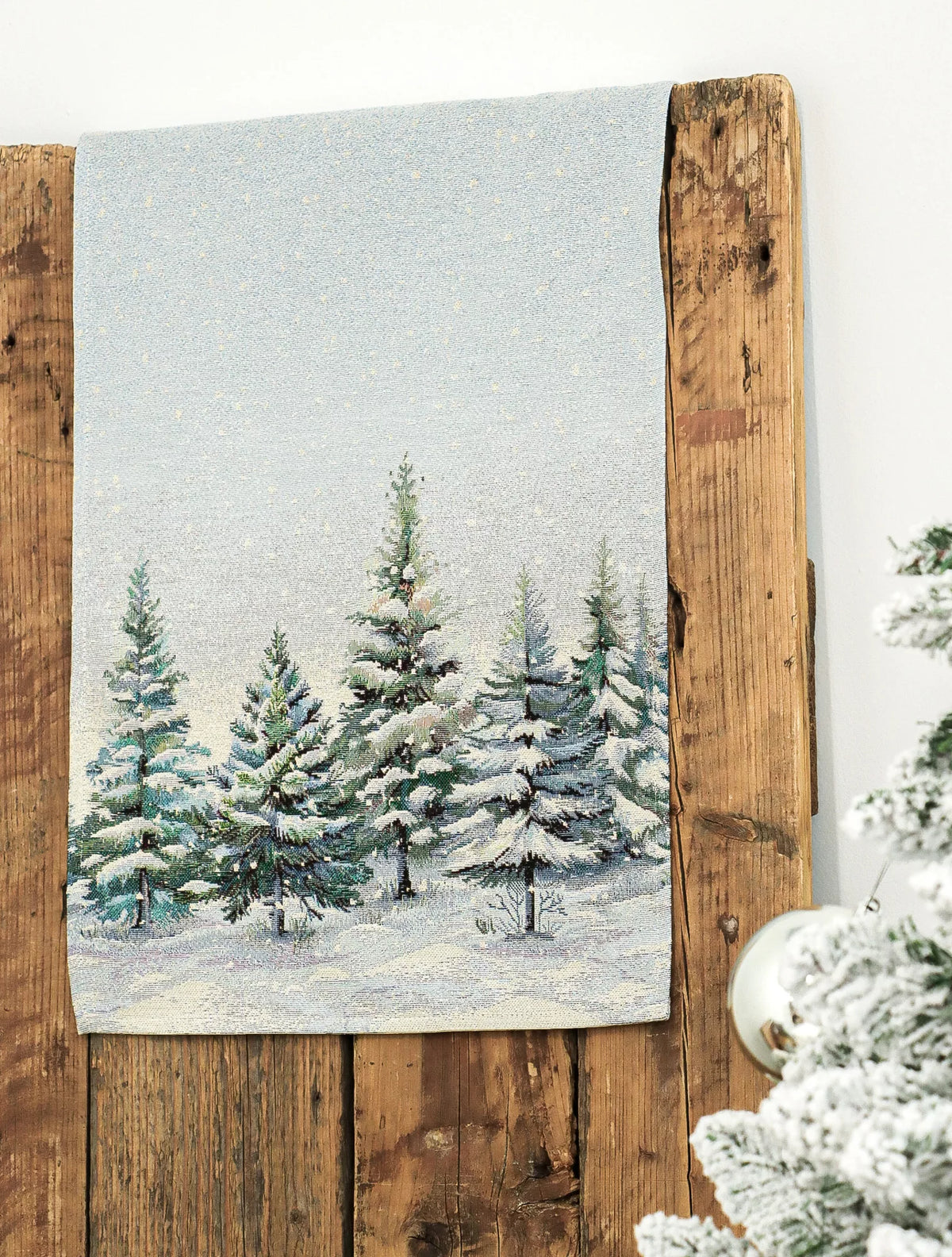 Havas fenyőerdő asztali futó, 37x100 cm, ezüst lurex, gobelin