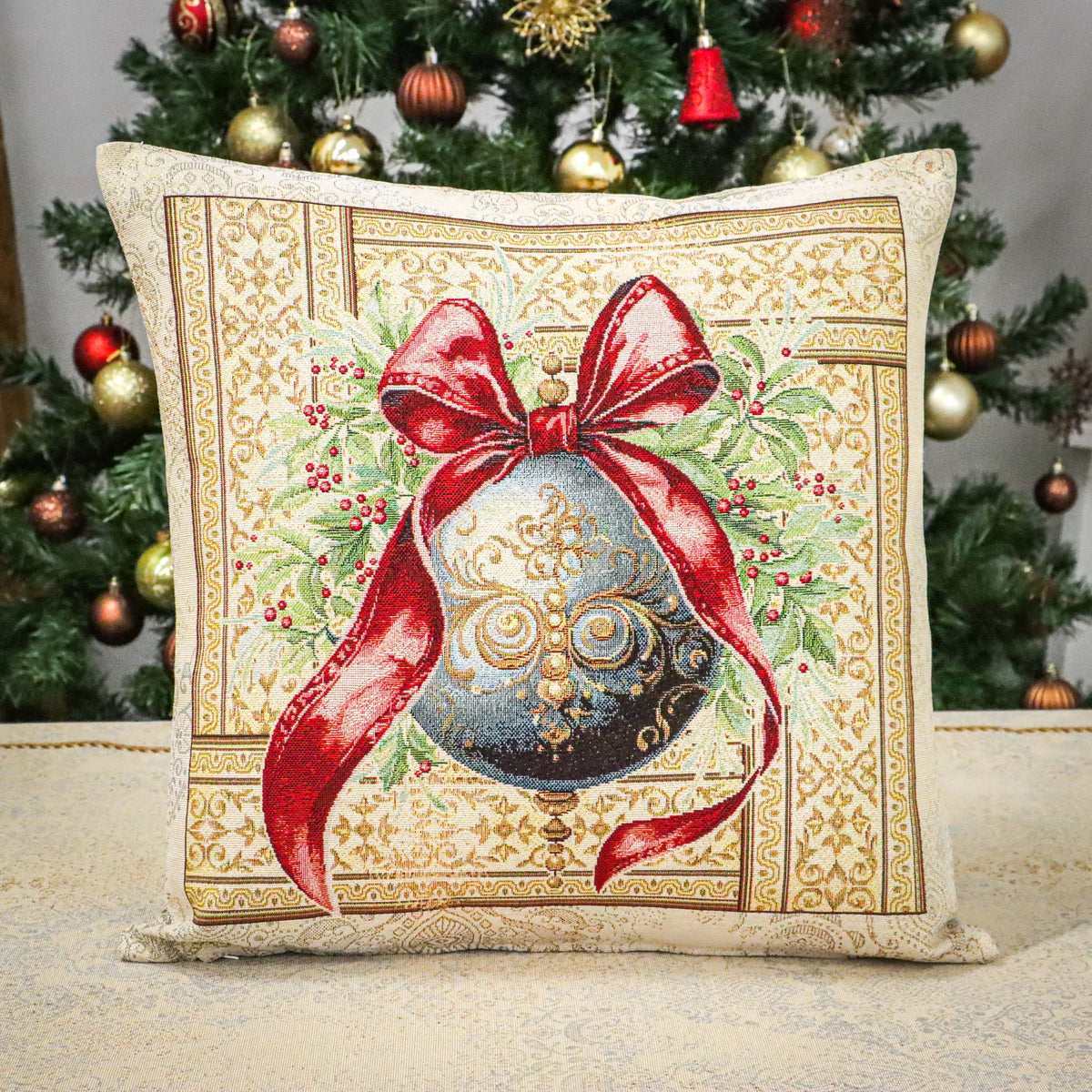 Amira karácsonyi gömbös, piros szalagos díszpárna huzat, arany lurex, gobelin – 45 x 45 cm