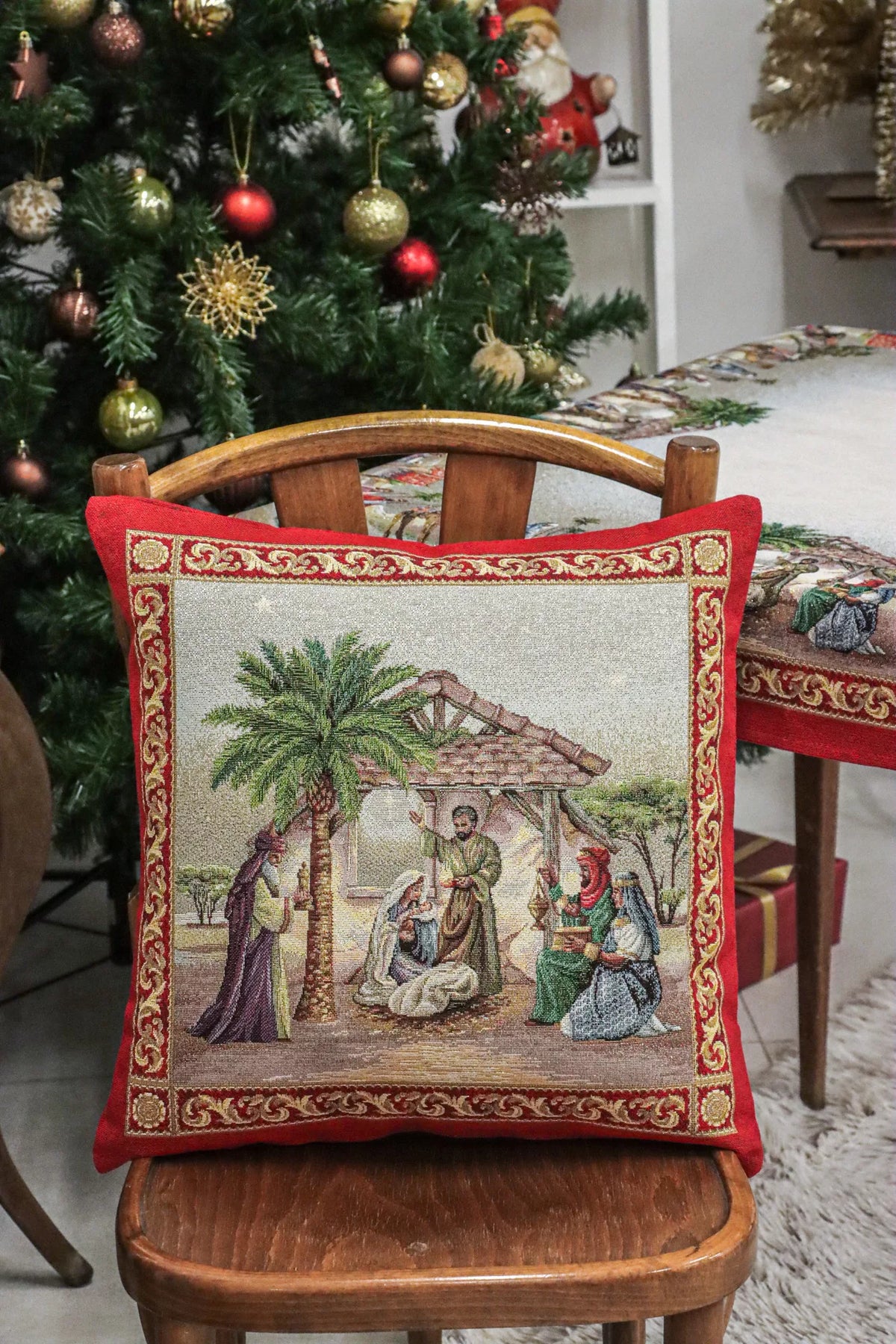 Betlehemi, piros szélű díszpárna huzat, arany lurex, gobelin – 45 x 45 cm