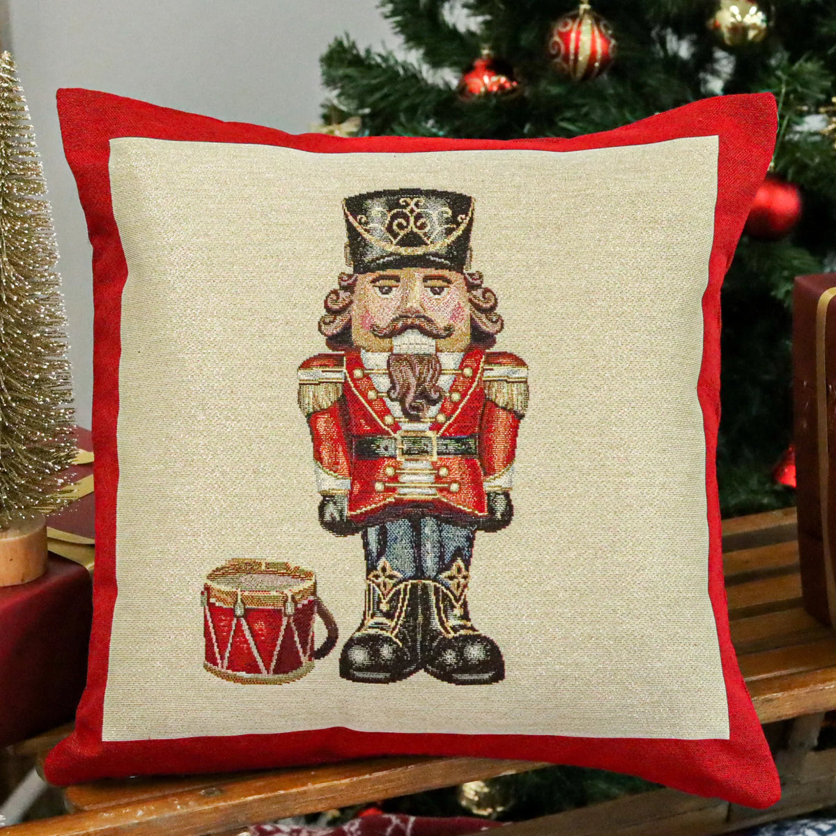 Nutcracker diótörős (fekete kalapos) díszpárna huzat, arany lurex, gobelin – 45 x 45 cm