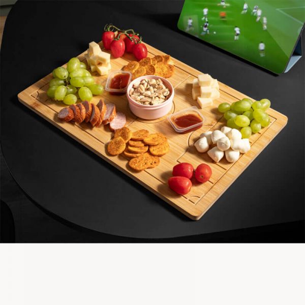 Focipályás bambuszfa vágódeszka focirajongóknak – 45x1,2x29,6 cm