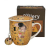 Klimt porcelán bögre fedővel és medálos fém teaszűrővel – 400 ml – The Kiss