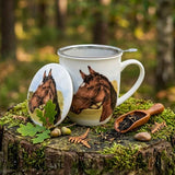 Lovas fémszűrős porcelán teásbögre 430 ml - díszdobozos