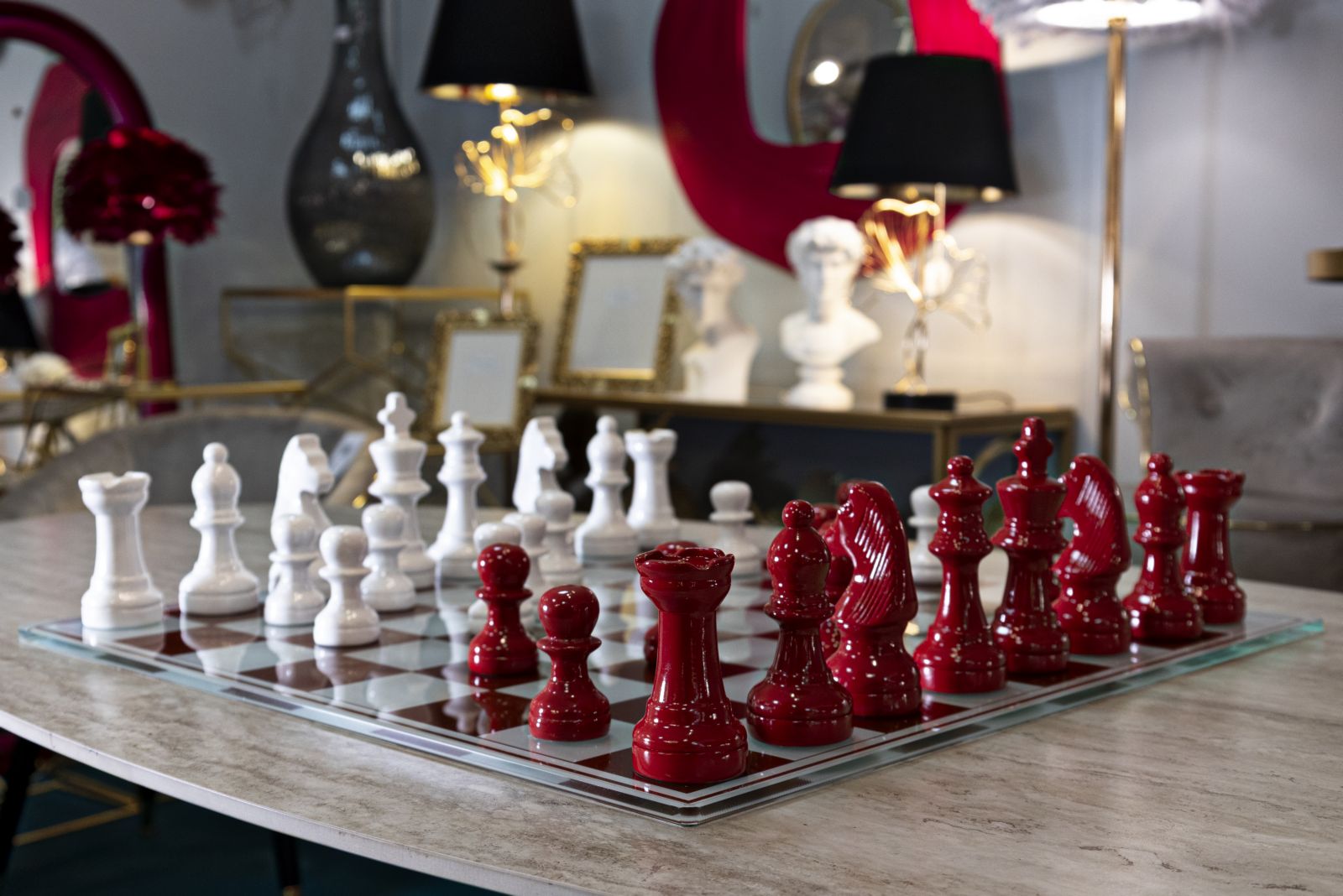 Classic Chess – piros-fehér sakk készlet üveg táblával 61X61X14 cm Dekorációs figura Mauro Ferretti