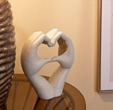 Amore – modern kéz szobor szív formával, bézs kőhatás 16,5X7X20 cm Dekorációs figura Mauro Ferretti