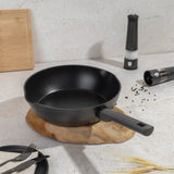Mély serpenyő dupla kiöntő csőrrel(28 cm tapadásmentes titánPro bevonattal indukciós Antracit Collection Berlinger Haus