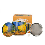 Van Gogh Kávéház éjjel porcelán öblös bögre fémszűrővel – 430 ml
